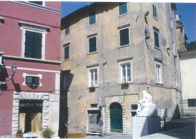Pericolo di caduta di calcinacci da un antico palazzo