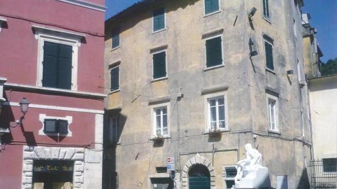 Pericolo di caduta di calcinacci da un antico palazzo