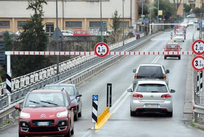 Ponte Trieste, passa furgone e abbatte uno dei limitatori
