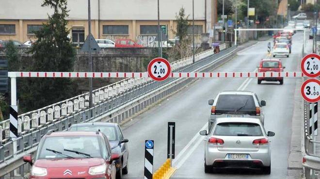 Ponte Trieste, passa furgone e abbatte uno dei limitatori