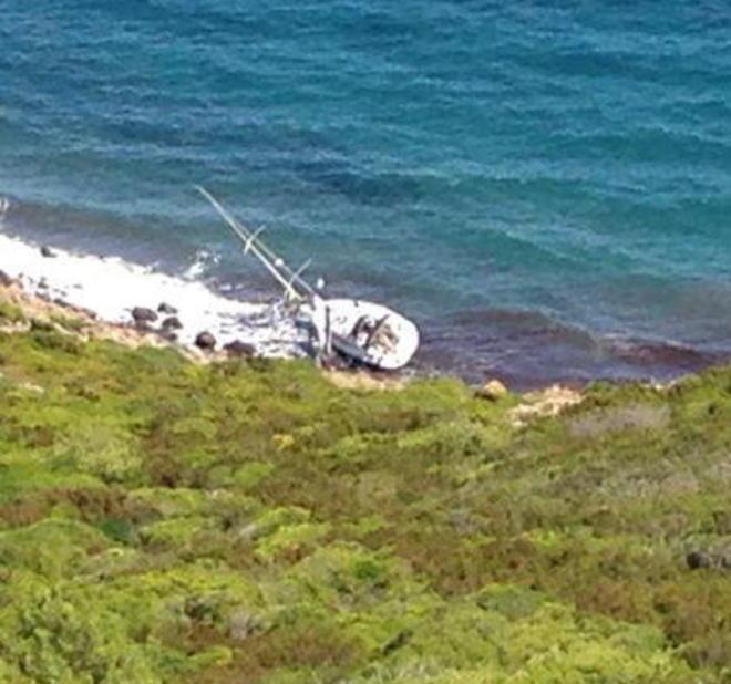 Barca a vela sugli scogli salvati anche tre bambini 