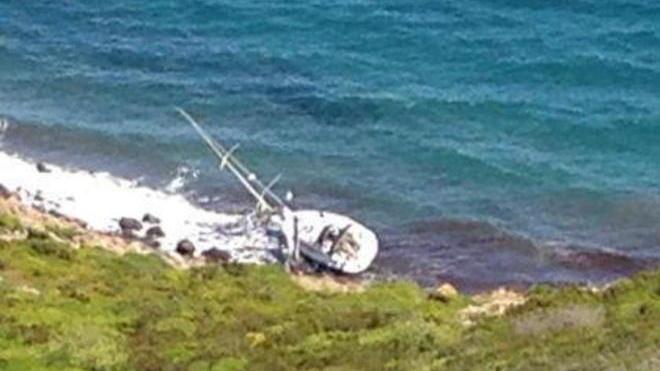 Barca a vela sugli scogli salvati anche tre bambini