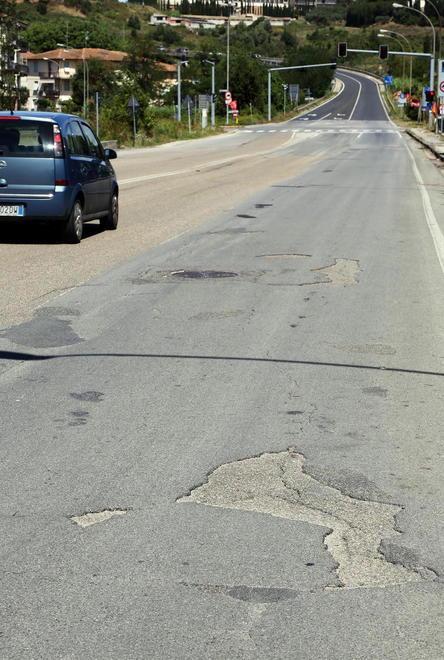 A zig zag contro le buche benvenuti sulla Volterrana 