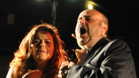Orchestra e spettatori “prigionieri” sull’isola