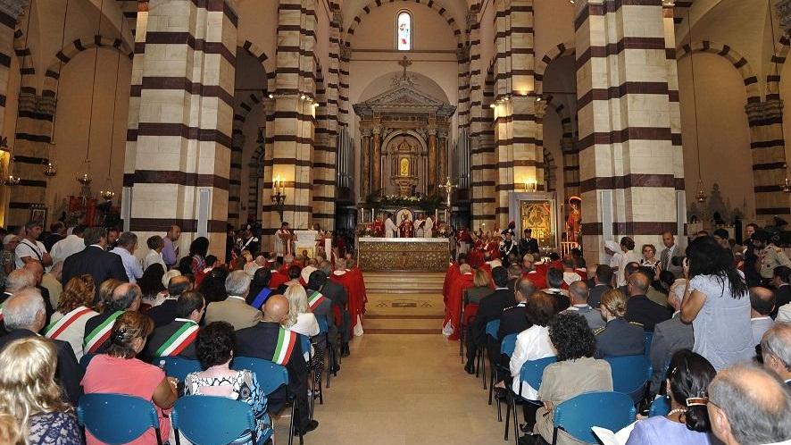 Duomo “riservato”, i fedeli protestano