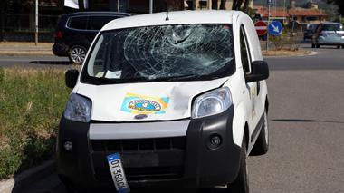 Ciclista travolto e ucciso da un furgone
