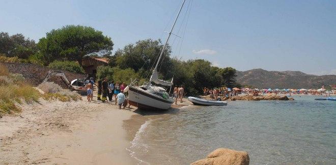 In spiaggia con l’escavatore: multati 
