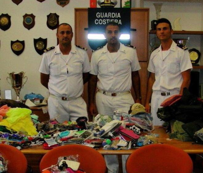 Scoperto un mercatino abusivo in spiaggia