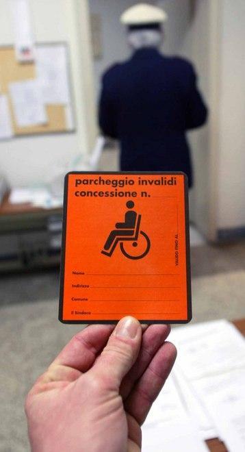 Disabile multato perché parcheggia sulle strisce blu 