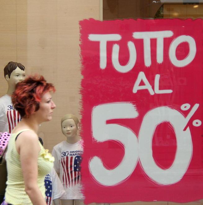 Saldi, fuori norma un negoziante su due 