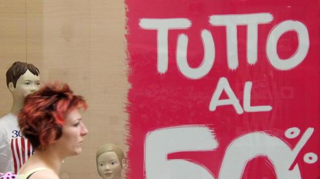 Saldi, fuori norma un negoziante su due