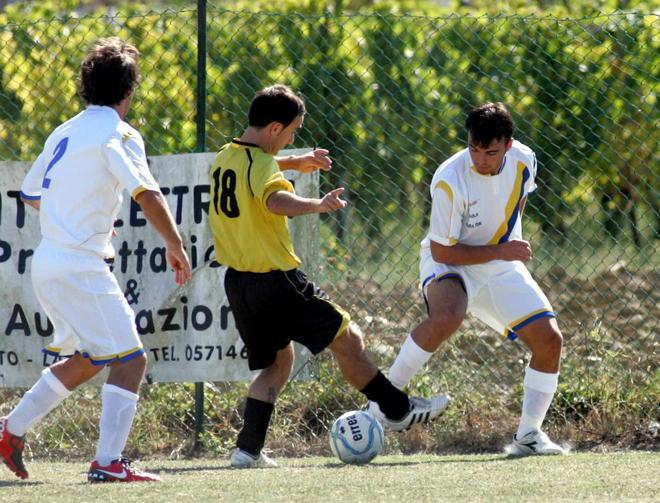 Un calciatore su due scende in campo senza controlli medici 