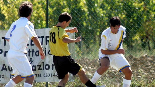 Un calciatore su due scende in campo senza controlli medici