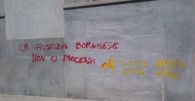 Poste, scritte sulla facciata indaga anche la polizia