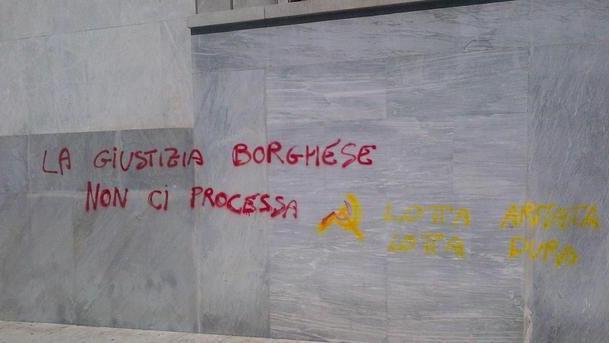 Poste, scritte sulla facciata indaga anche la polizia