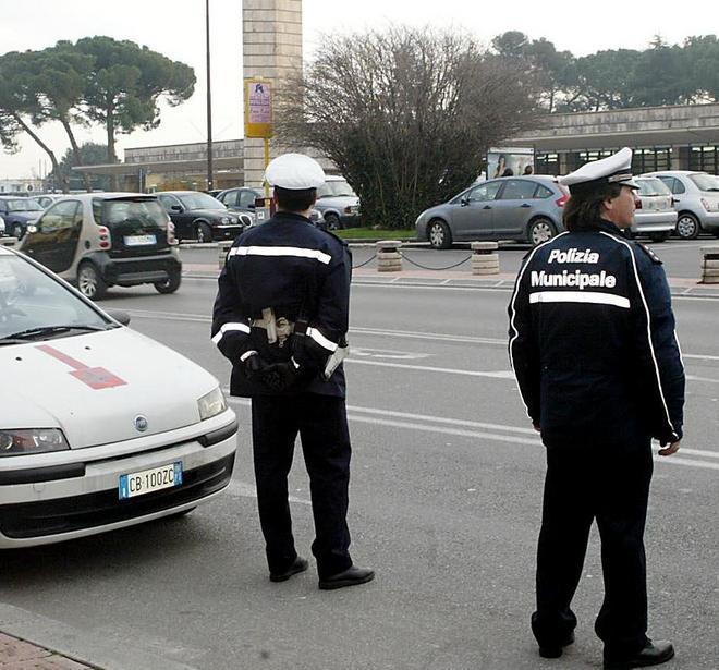 Ferita ragazza in bici nello scontro con un’auto