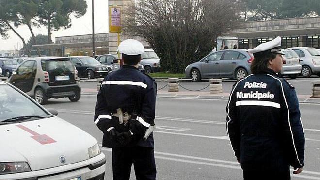 Ferita ragazza in bici nello scontro con un’auto
