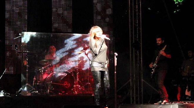 Anna Oxa incanta a villa Schiff: uno show superbo