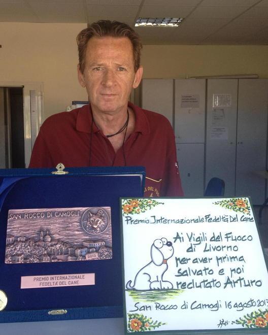  Arturo, cane pompiere premiato per la fedeltà 