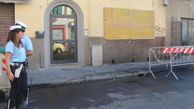 Rimossi dai vigili gli scooter bruciati in via Mentana