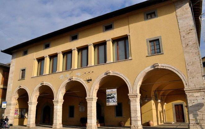Si presenta la tesi dedicata alla gestione del turismo 