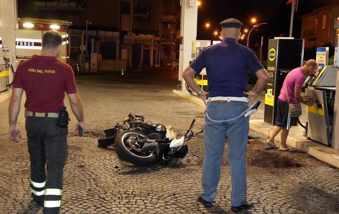 Paura al distributore sulla Statale prende fuoco una motocicletta