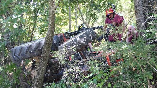 Si ribalta il trattore anziano agricoltore ricoverato a Firenze