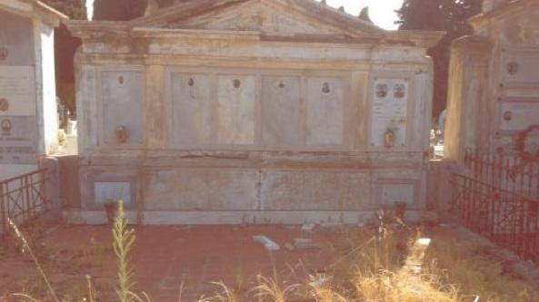 Cercansi tombe disperatamente