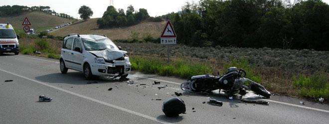 Muore motociclista di 44 anni travolto da un'auto 
