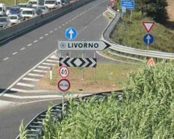 Schianto allo svincolo della Variante: chiusa al traffico lo svincolo per Collesalvetti