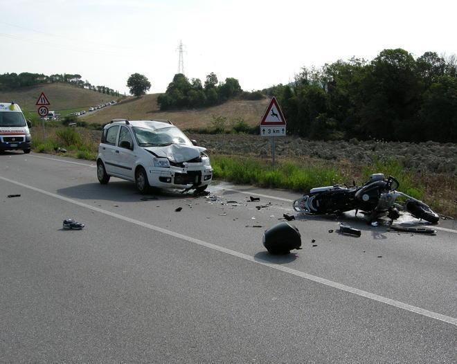 Muore motociclista di 44 anni travolto da un'auto 