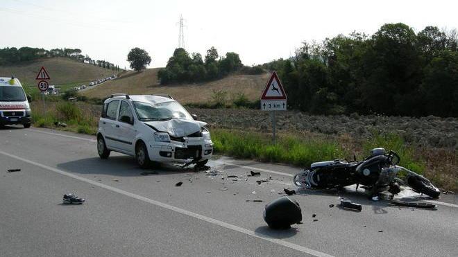 Muore motociclista di 44 anni travolto da un'auto