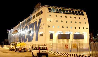 Ritardi della Moby Aki Livorno-Olbia, il traghetto dirotta su Piombino 