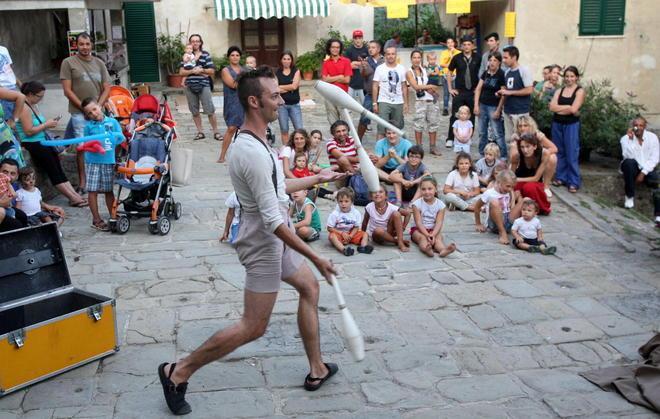 Tanti bimbi in festa nel paese di Collodi 