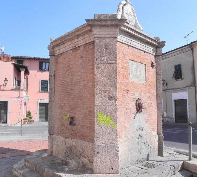 Danni dei vandali al monumento 