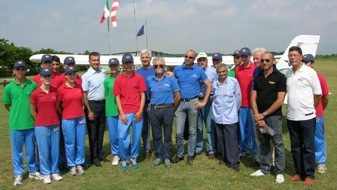 Arano e volano Trattori e aerei diventano show