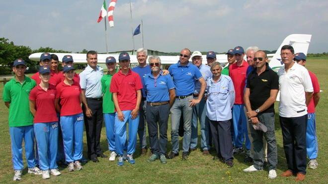 Arano e volano Trattori e aerei diventano show