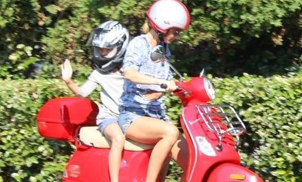 La Paltrow “paparazzata” in Vespa
