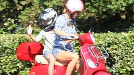 La Paltrow “paparazzata” in Vespa