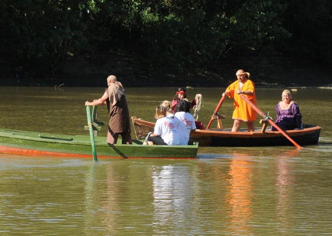 A passo di barca sull’Arno poi l’apericena medievale