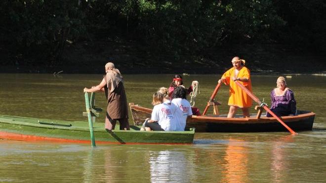 A passo di barca sull’Arno poi l’apericena medievale