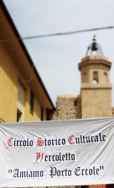 Hercoletto compie un anno e festeggia con foto di mare