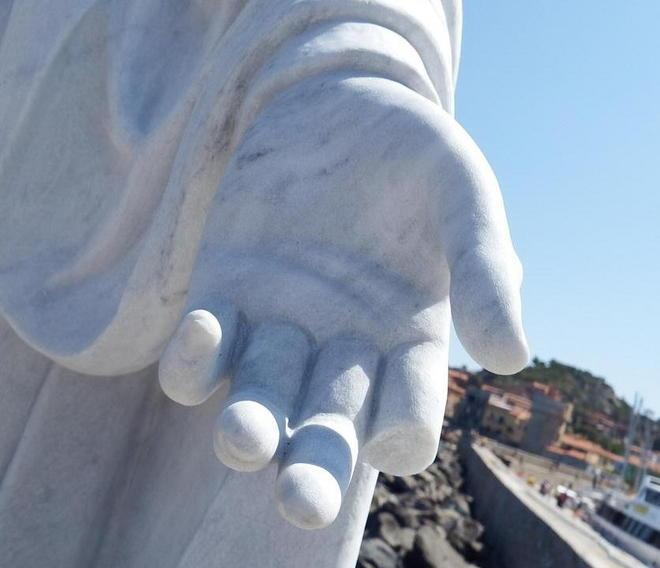 Vandali in azione al Giglio rotto il dito alla Madonna 