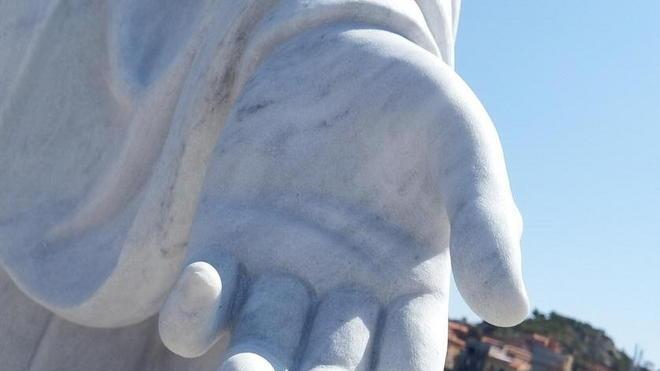 Vandali in azione al Giglio rotto il dito alla Madonna