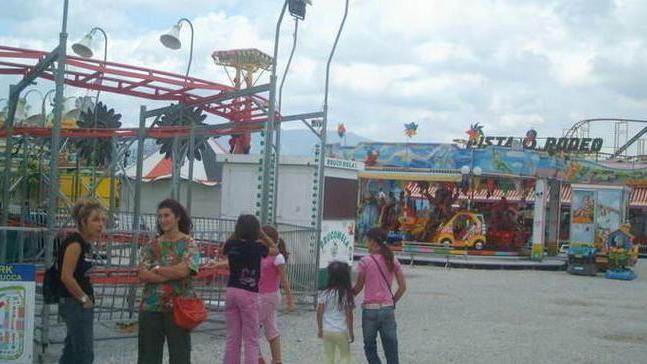 Giostra in fiamme nella notte al Luna Park