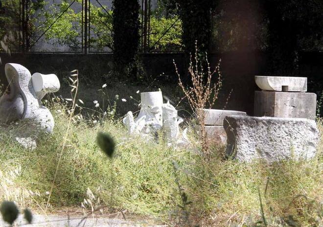 Statue dei simposi fra le erbacce della ex scuola 