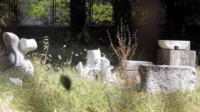 Statue dei simposi fra le erbacce della ex scuola