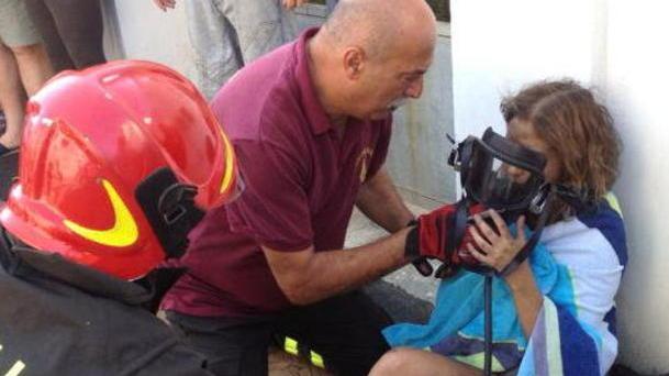 Intrappolata nella casa che brucia: salva