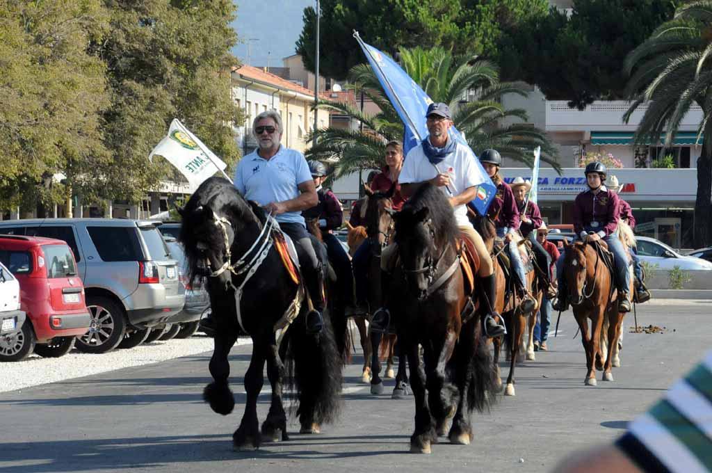 Partiti i cavalieri lungo l’antica via dei Cavalleggeri 