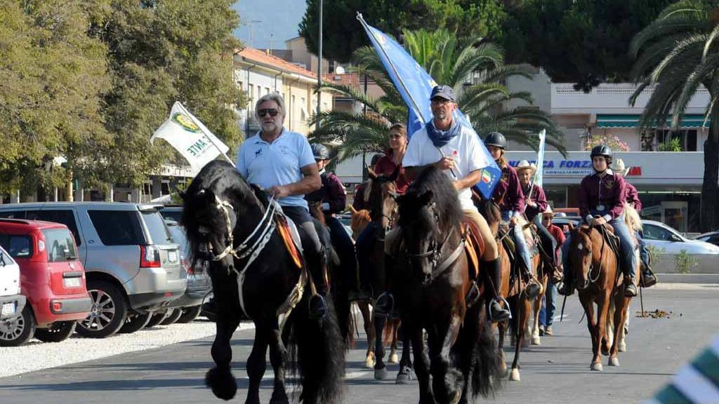 Partiti i cavalieri lungo l’antica via dei Cavalleggeri